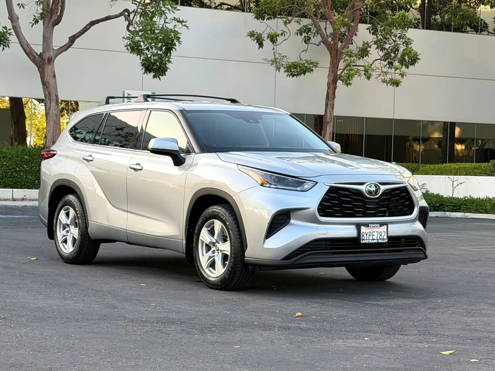 Used 2021 Toyota Highlander L FWD image 2