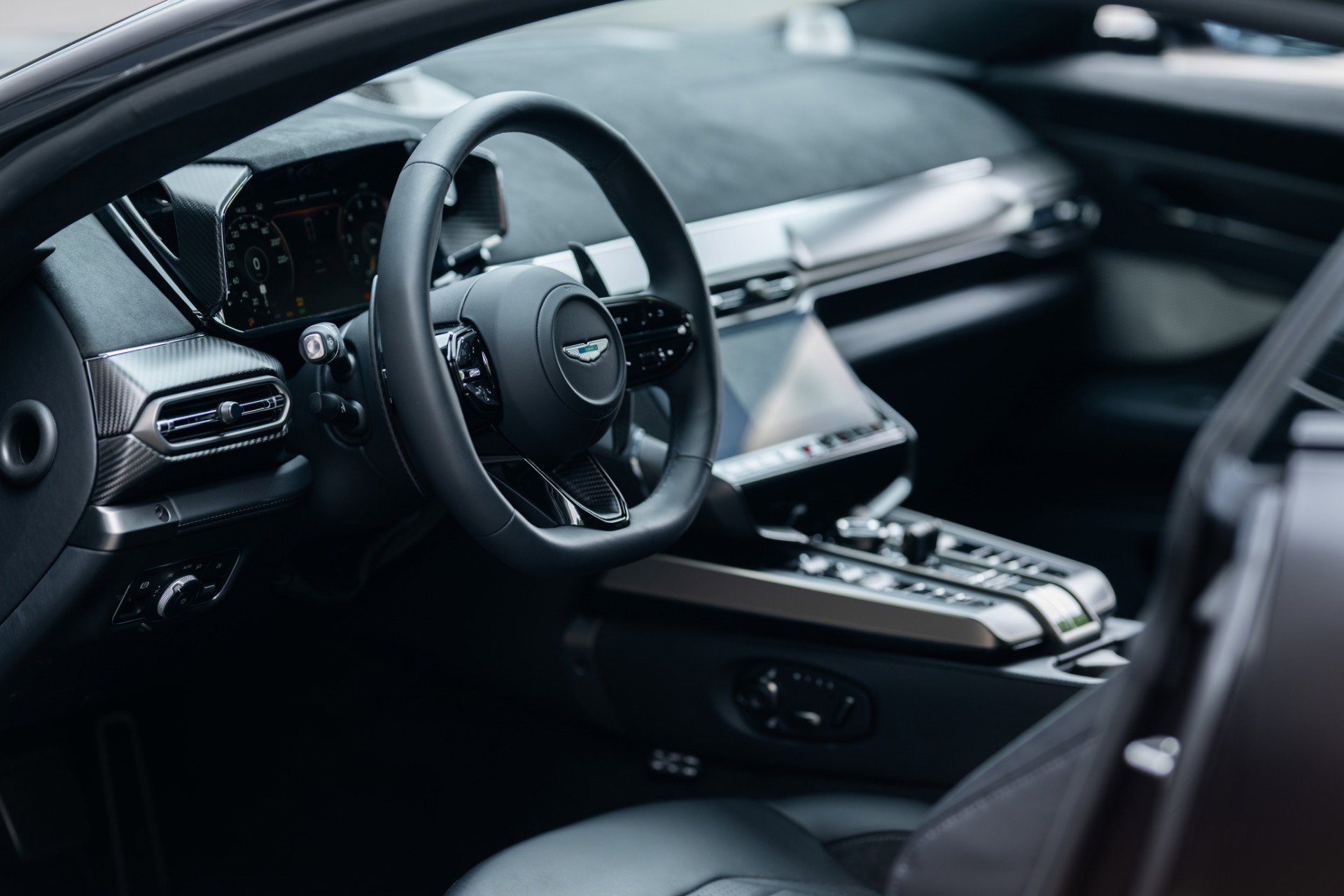Used 2025 Aston Martin Vanquish image 41