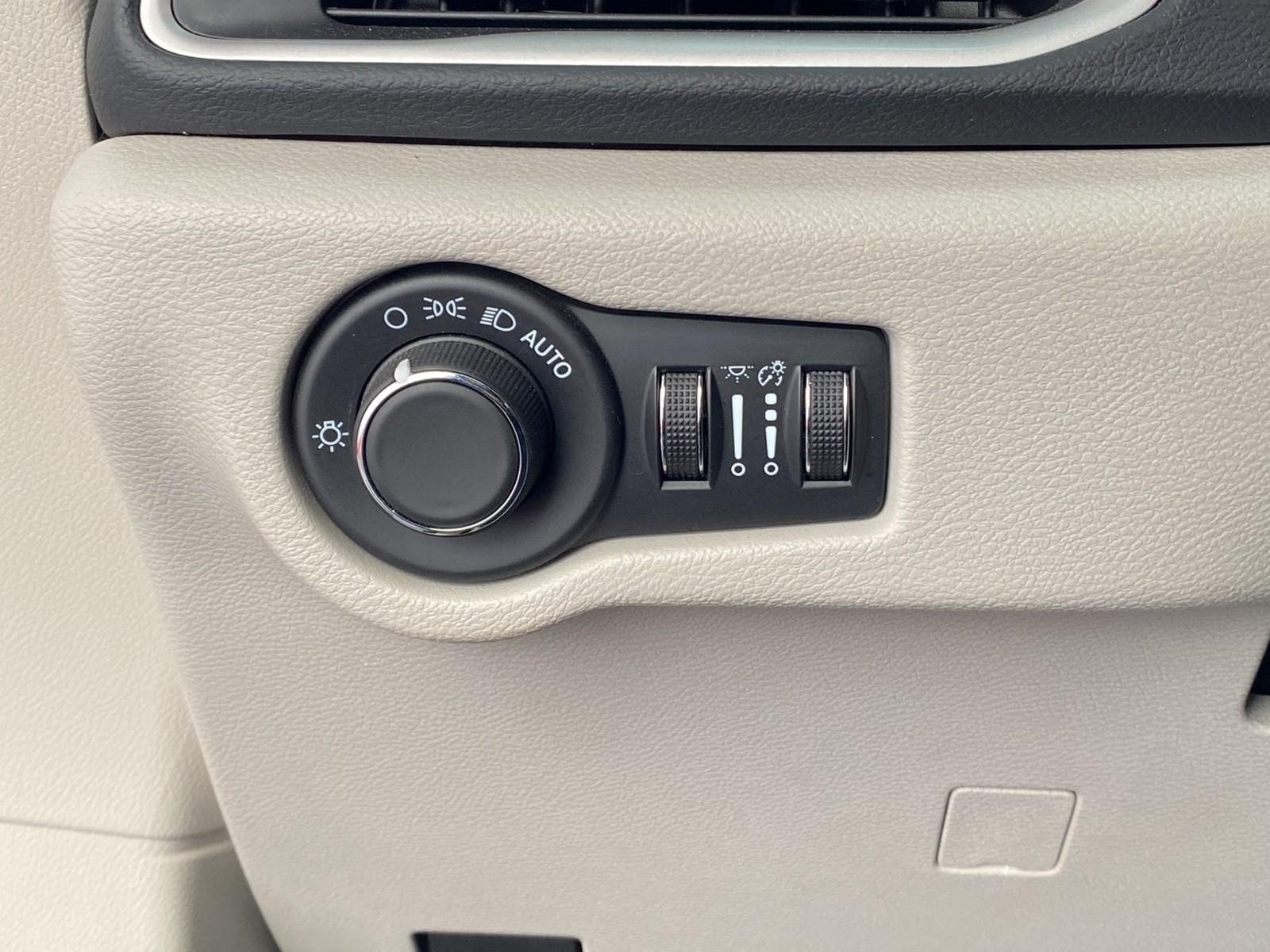 Used 2022 Chrysler Voyager LX FWD image 23