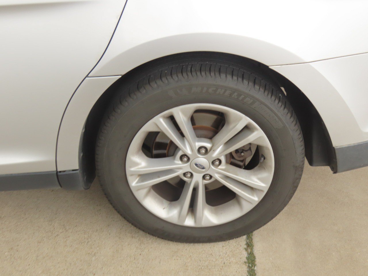 Used 2017 Ford Taurus SE FWD image 16