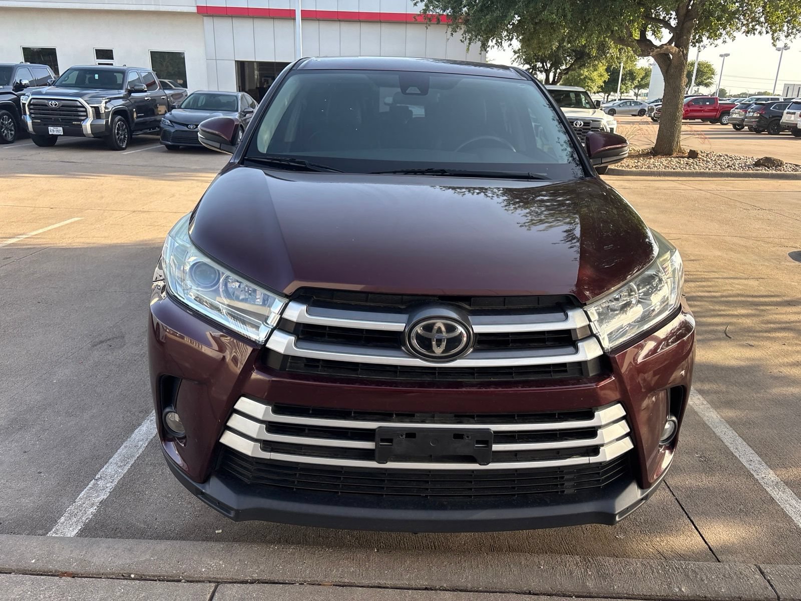 Used 2019 Toyota Highlander Plus FWD image 2