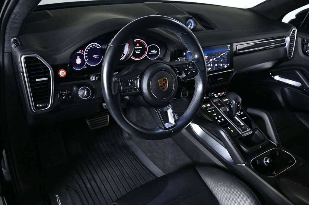 Certified 2022 Porsche Cayenne Turbo S AWD/4WD image 4