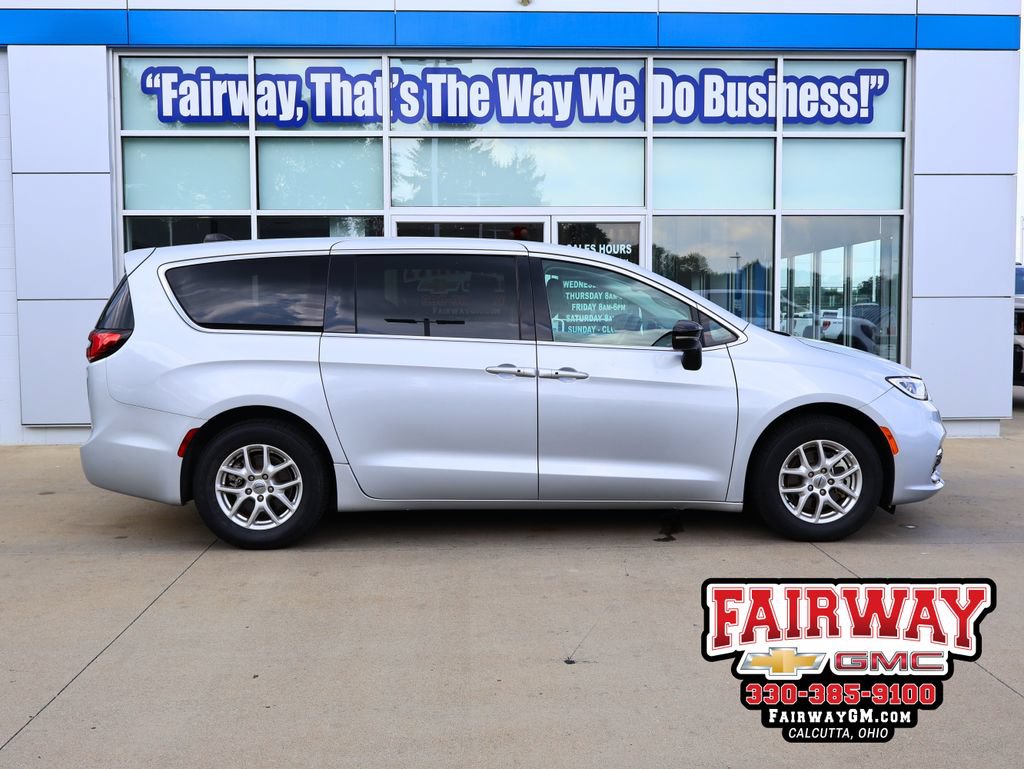 Used 2024 Chrysler Pacifica Touring-L FWD image 1