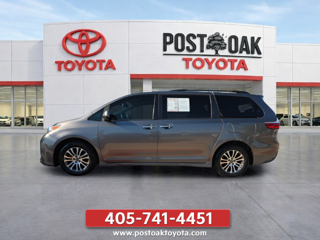 Used 2019 Toyota Sienna XLE w/ XLE Navigation Package FWD image 2