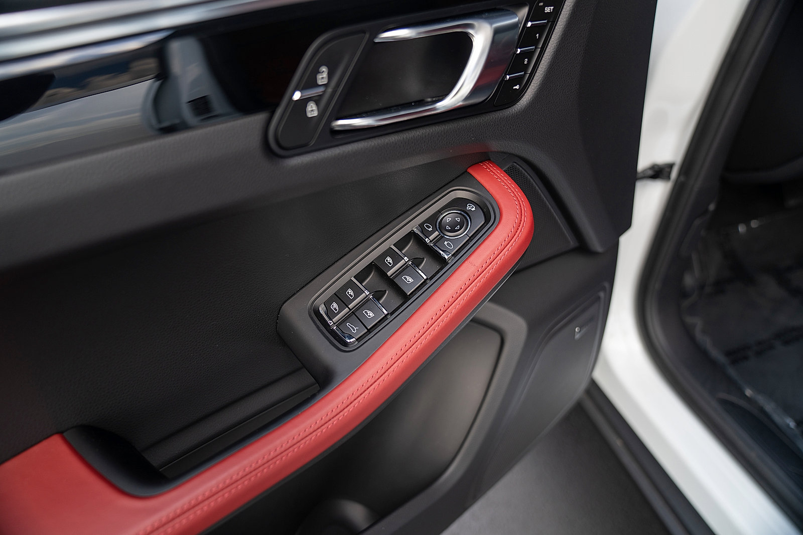 Certified 2026 Porsche Macan AWD/4WD image 18