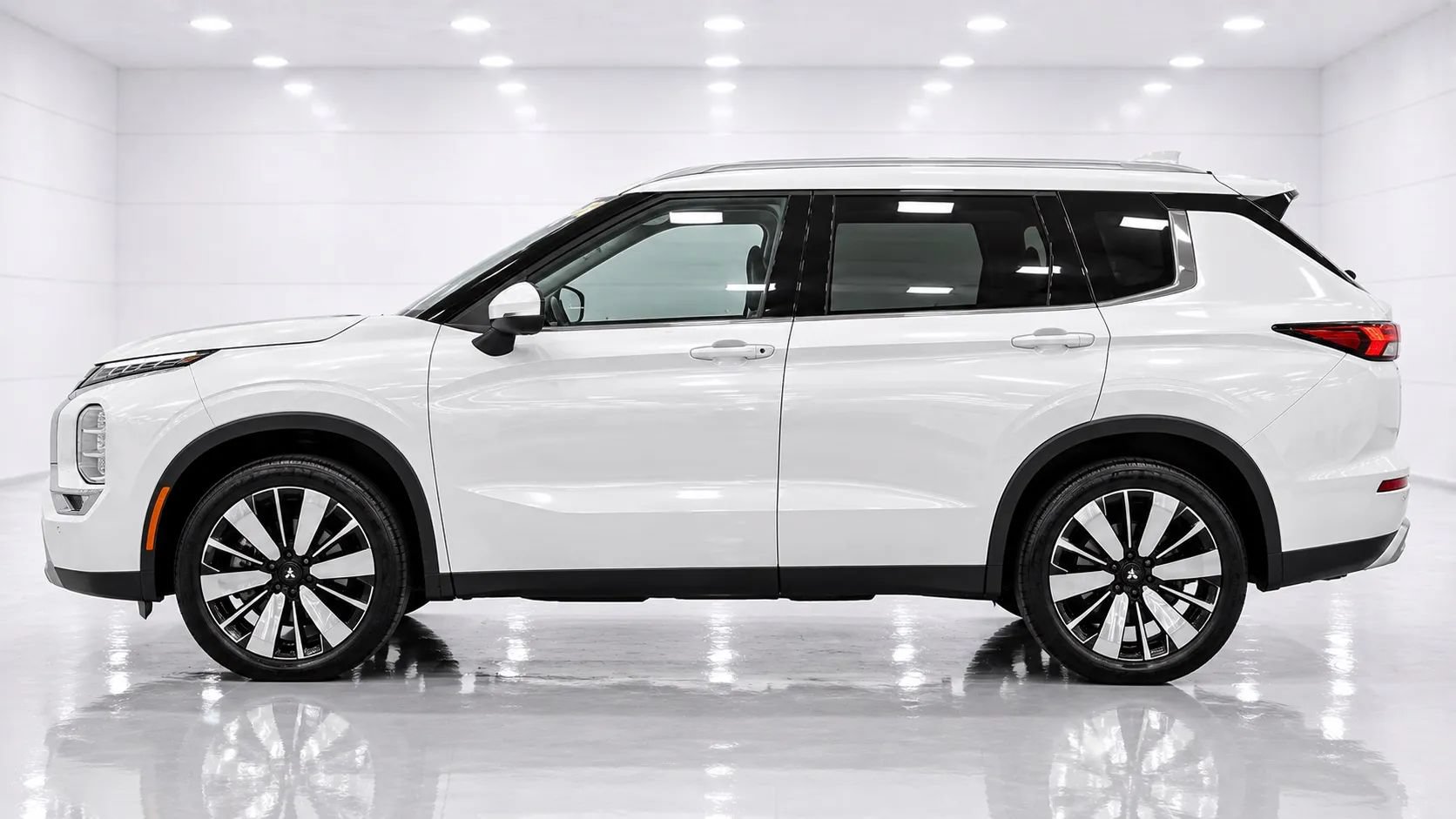 Used 2025 Mitsubishi Outlander SE FWD image 2
