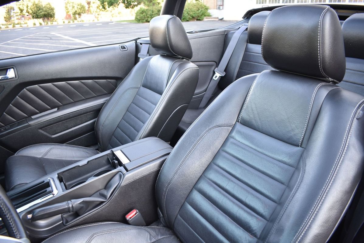 Used 2010 Ford Mustang GT image 14