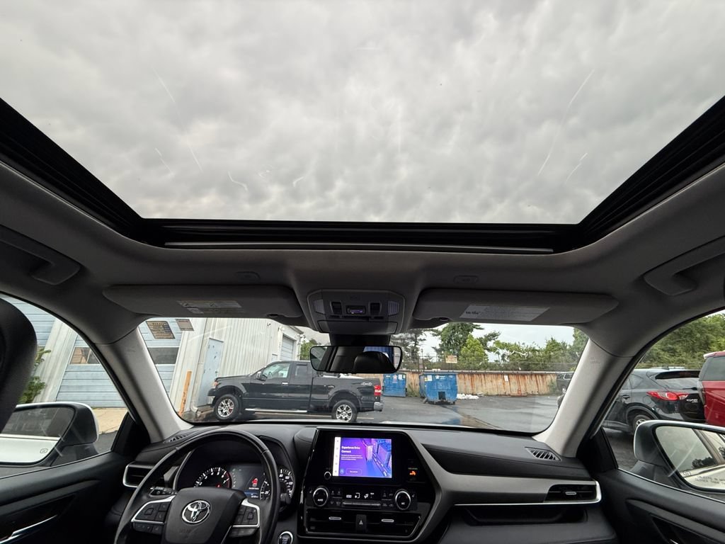 Used 2023 Toyota Highlander XLE AWD/4WD image 23