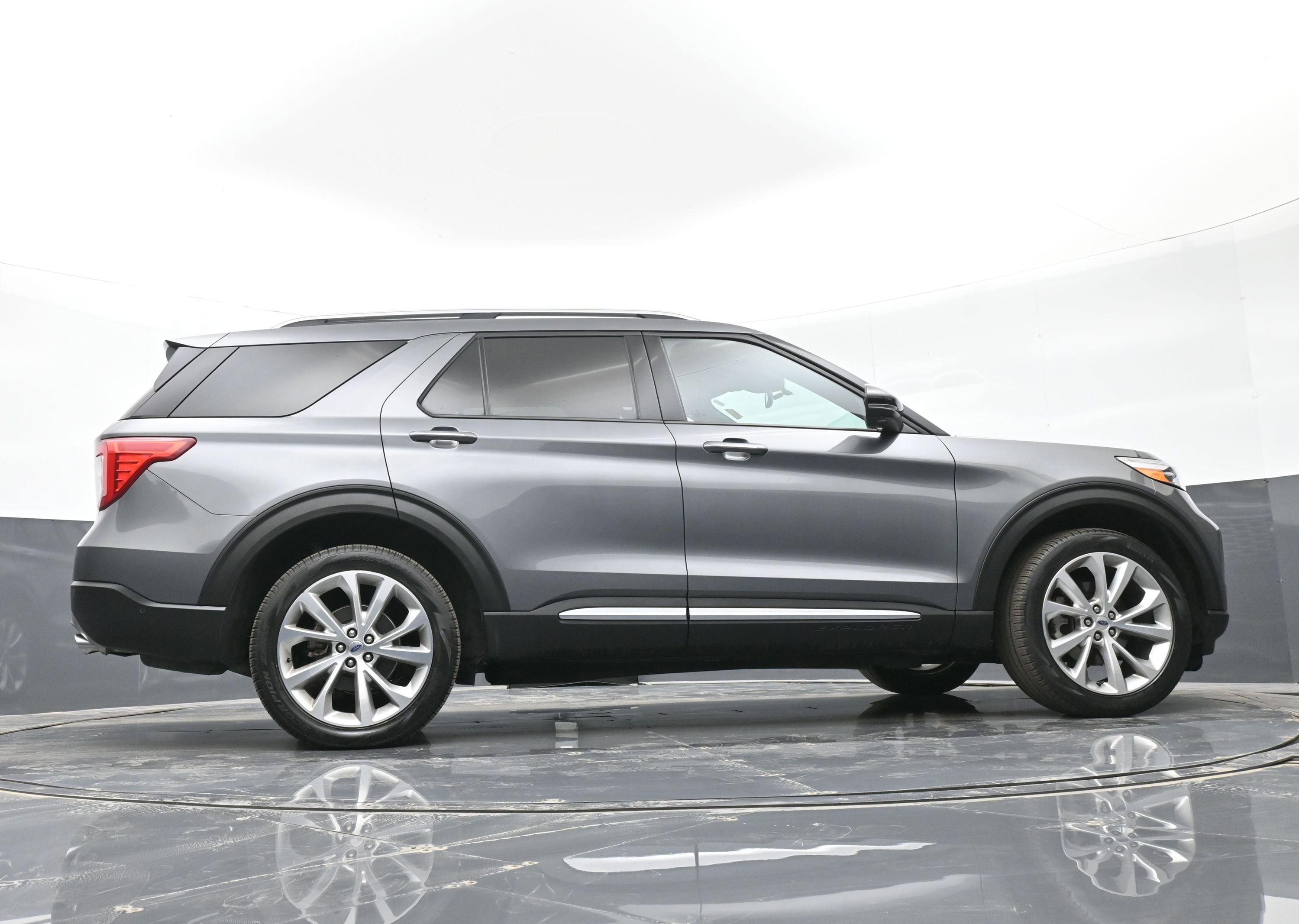 Used 2022 Ford Explorer Platinum w/ Equipment Group 601A AWD/4WD image 47