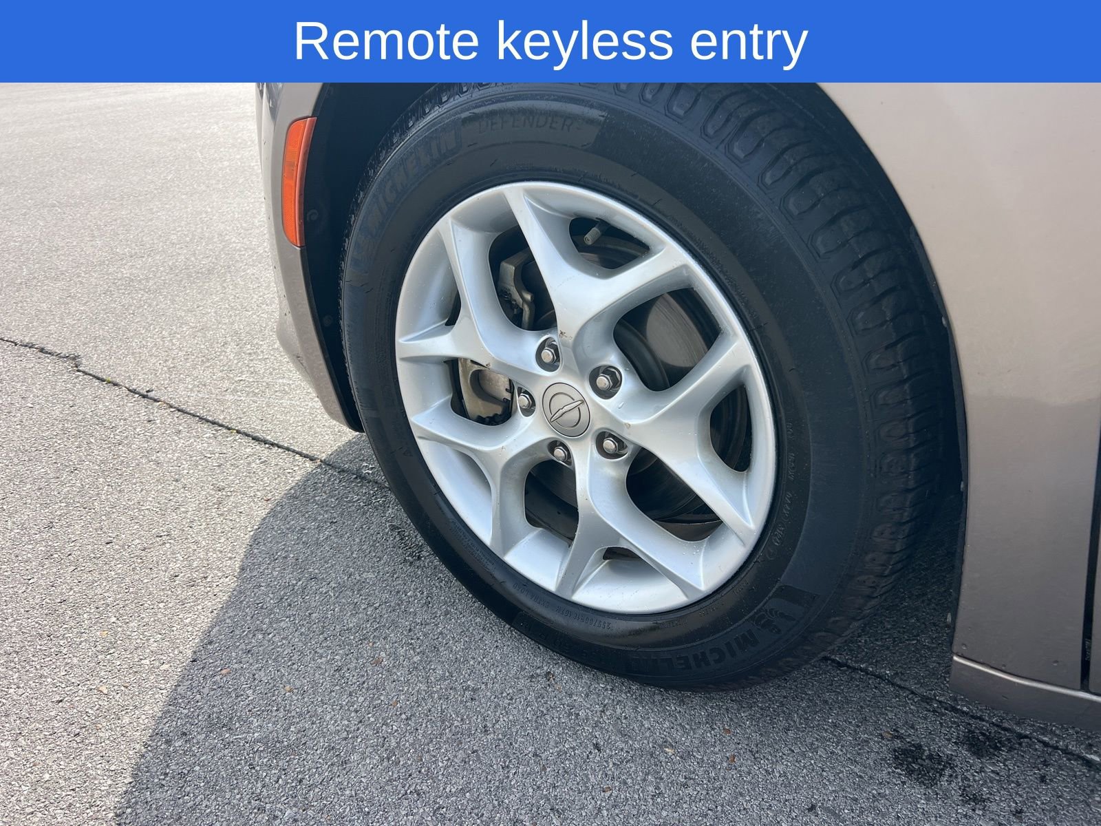 Used 2017 Chrysler Pacifica Touring-L w/ Tire & Wheel Group image 11