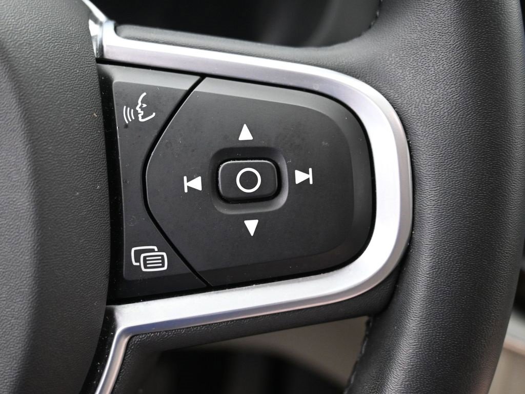 Used 2022 Volvo XC60 B5 Momentum image 15