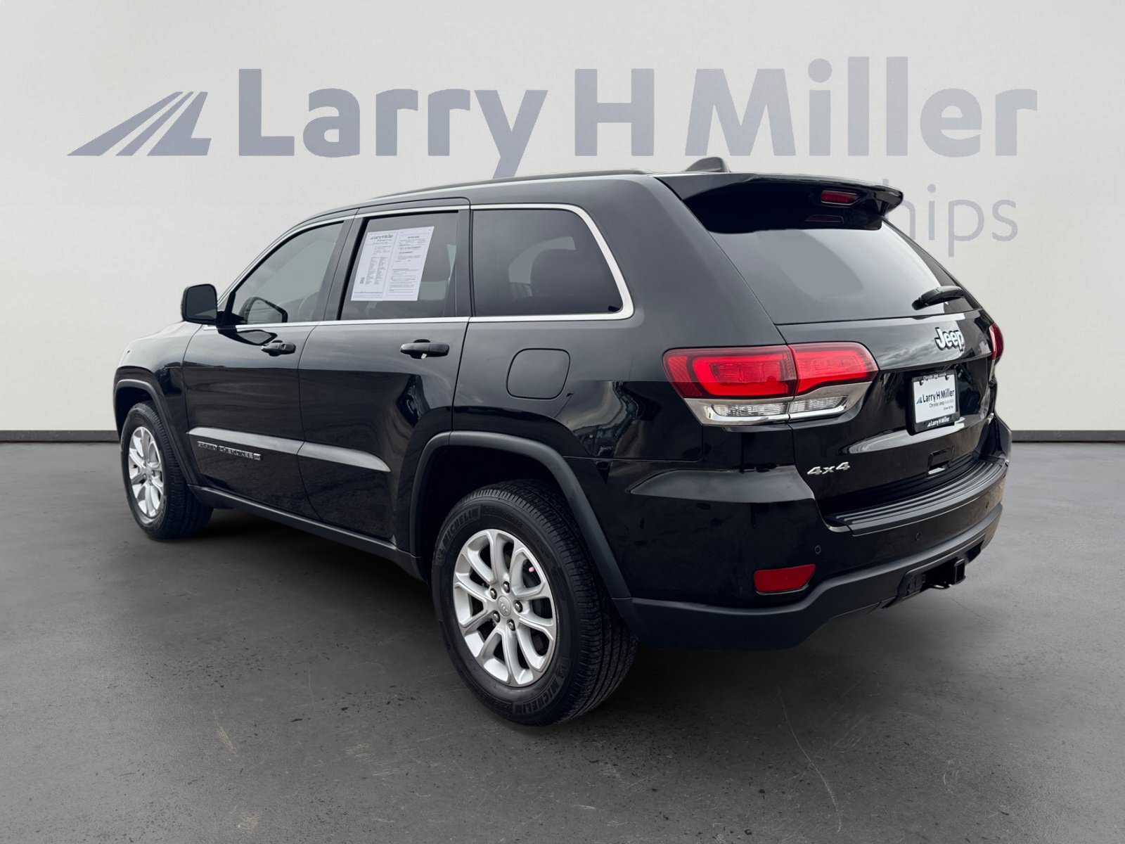 Used 2022 Jeep Grand Cherokee Laredo X AWD/4WD image 3