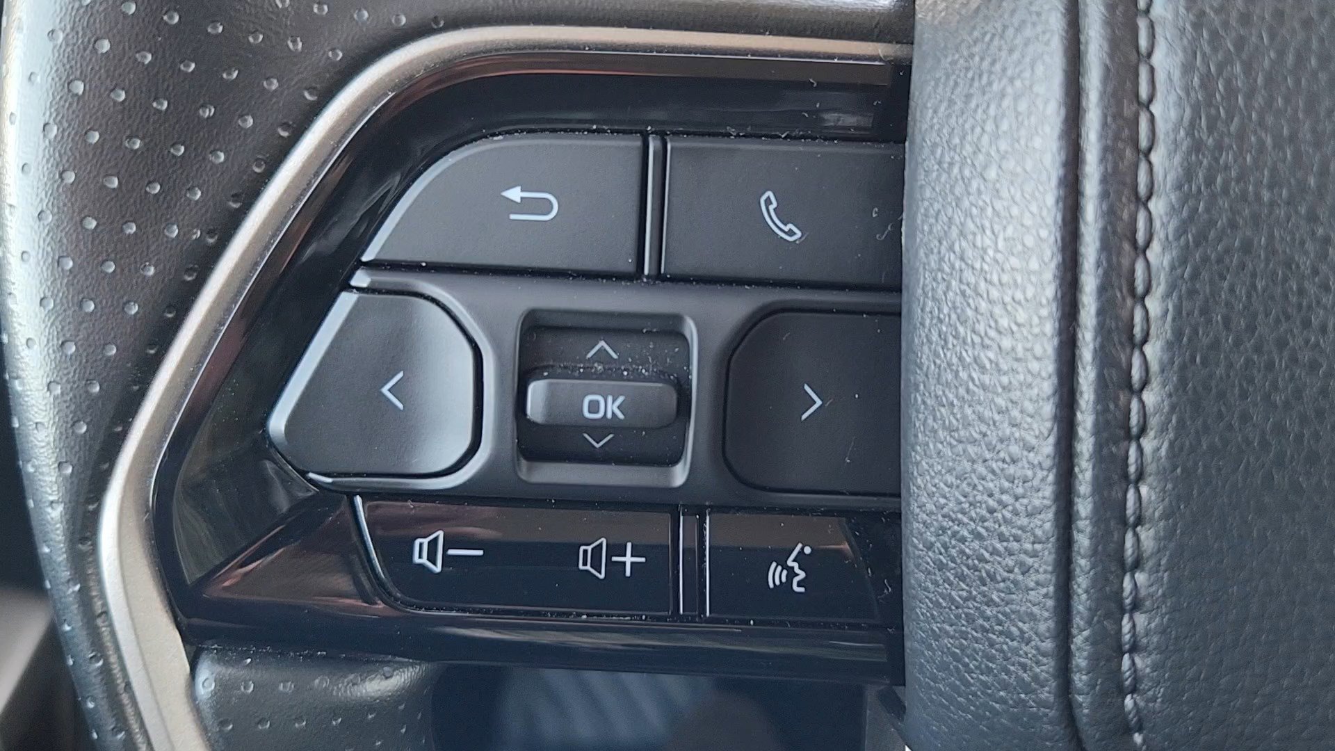 Used 2024 Toyota Tundra SR5 w/ SR5 Convenience Package AWD/4WD image 12