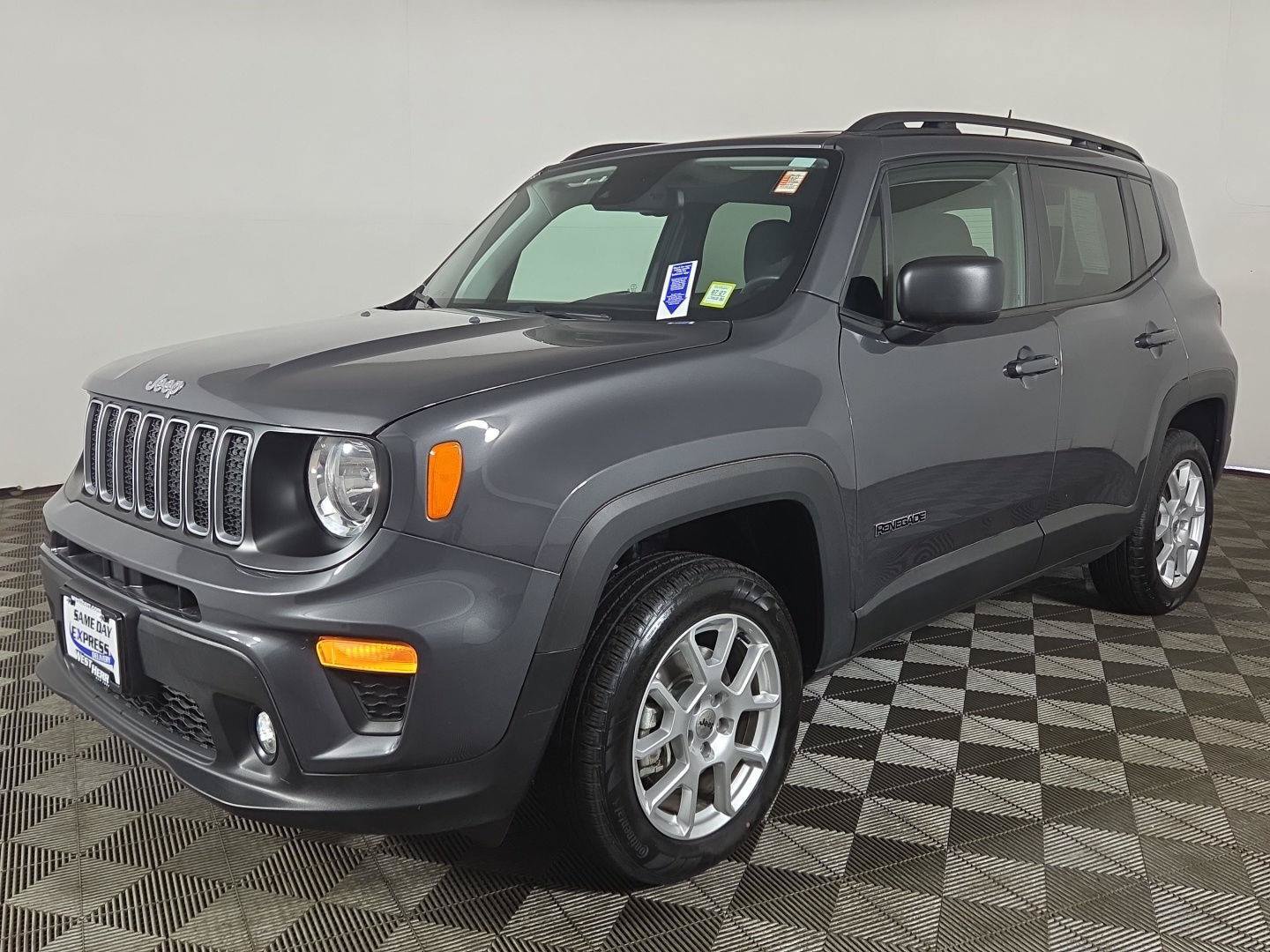 Used 2023 Jeep Renegade Latitude w/ Premium Group AWD/4WD image 2