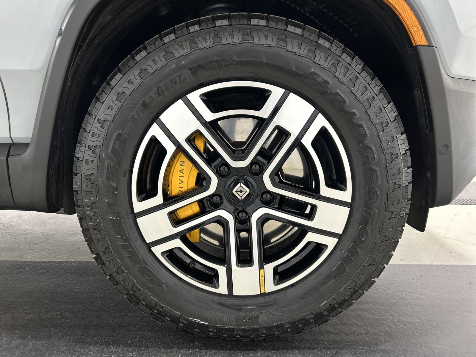 Used 2023 Rivian R1S Adventure AWD/4WD image 11