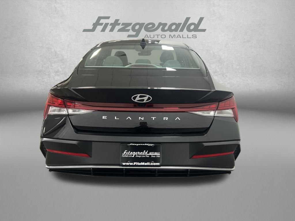 Used 2025 Hyundai Elantra SEL image 4