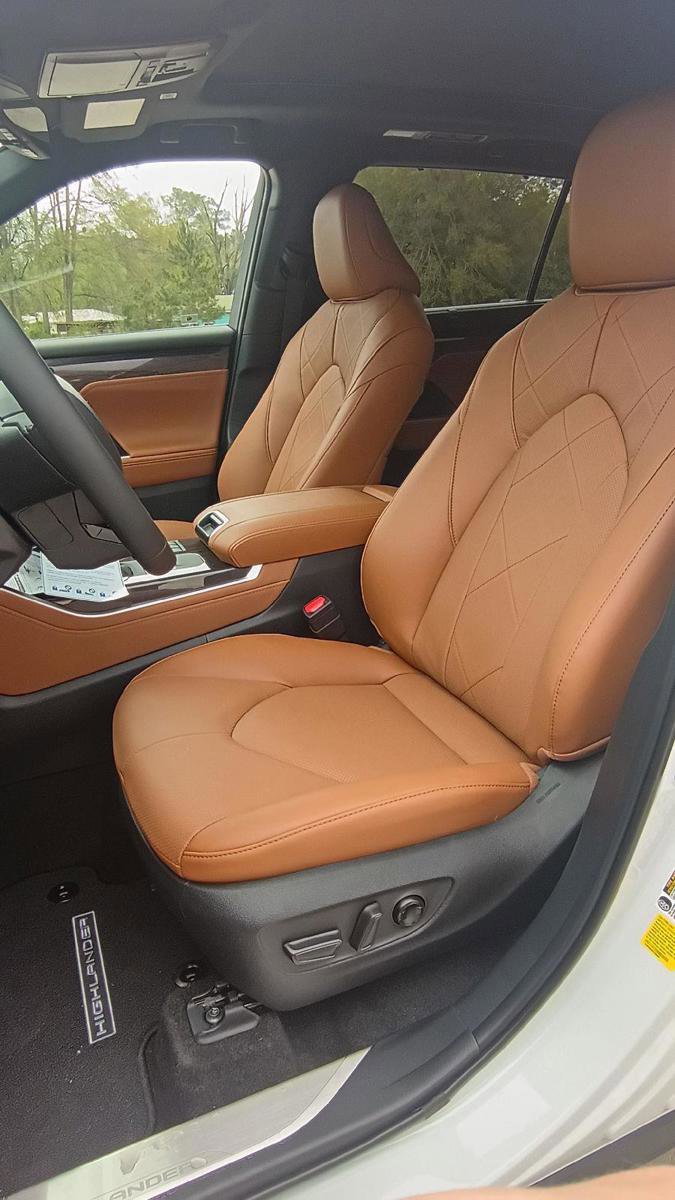 New 2026 Toyota Highlander Platinum image 10