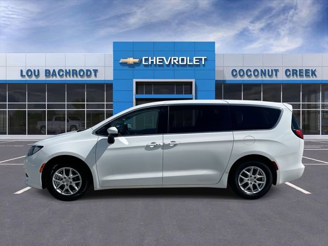 Used 2023 Chrysler Voyager LX FWD image 5