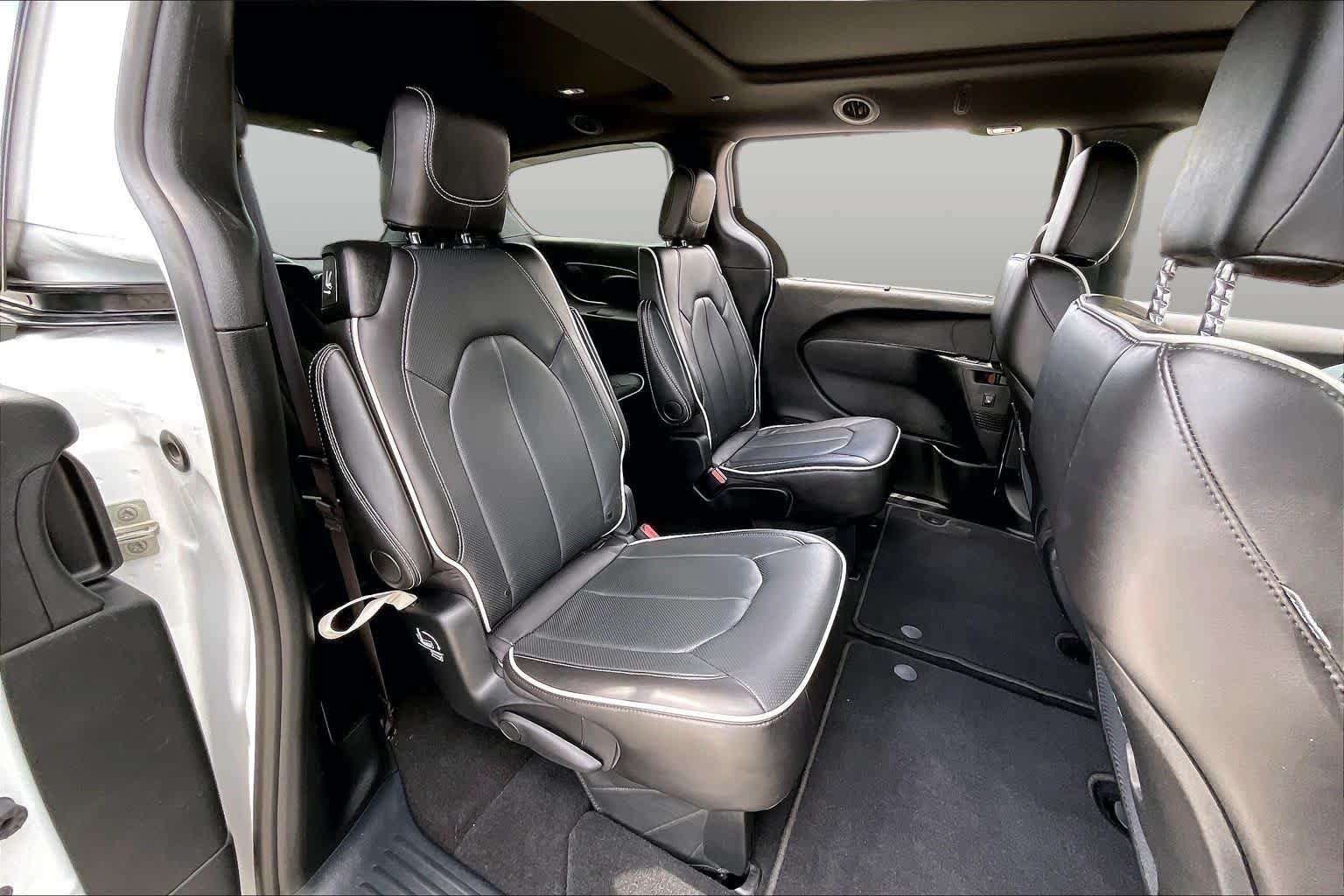 Used 2026 Chrysler Pacifica Limited FWD image 21