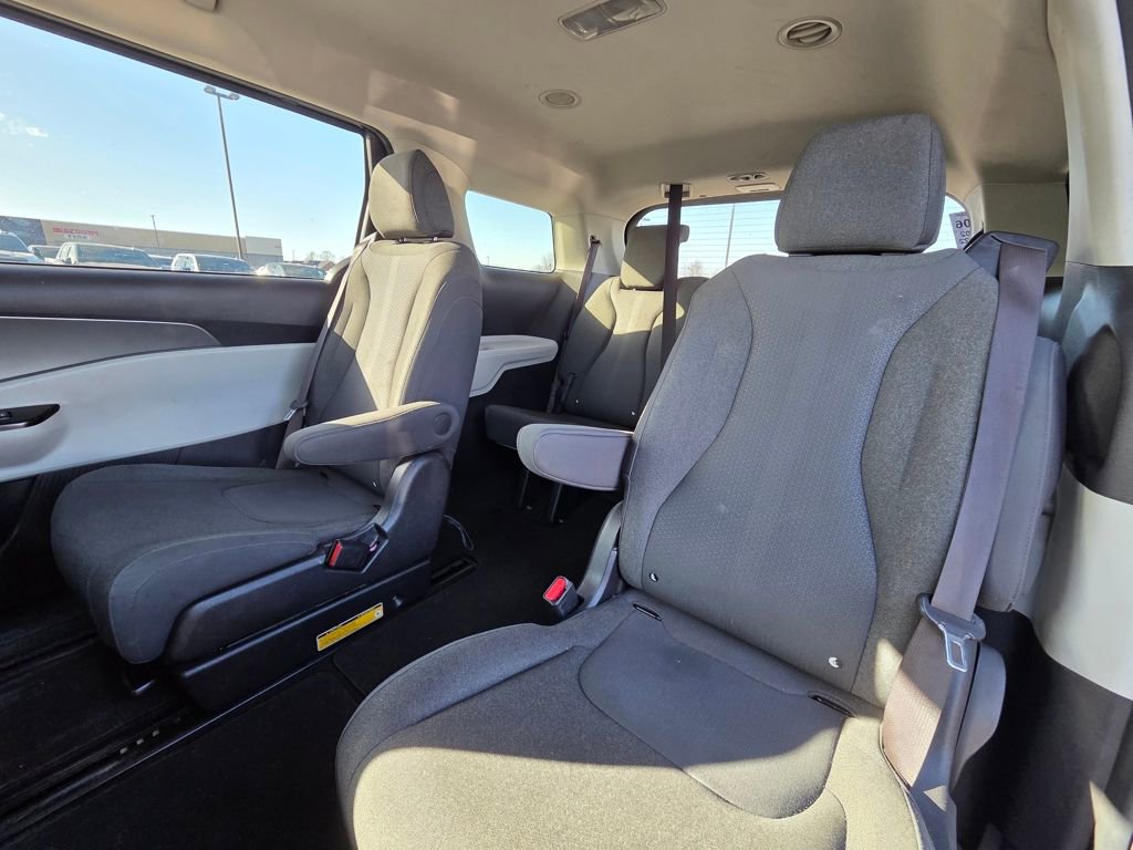 Used 2022 Kia Carnival LX image 25