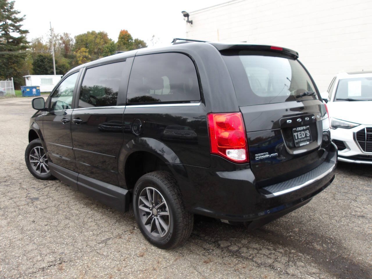 Used 2017 Dodge Grand Caravan SXT w/ Rear Park Assist Package FWD image 5