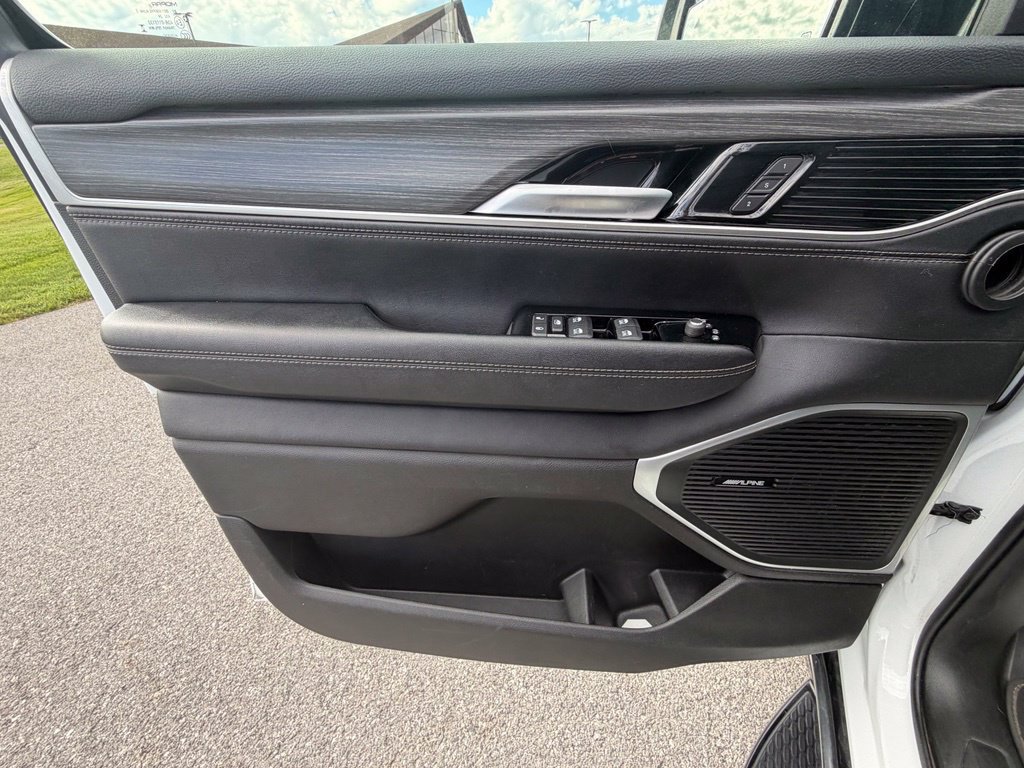 Used 2024 Jeep Wagoneer L Series II AWD/4WD image 14