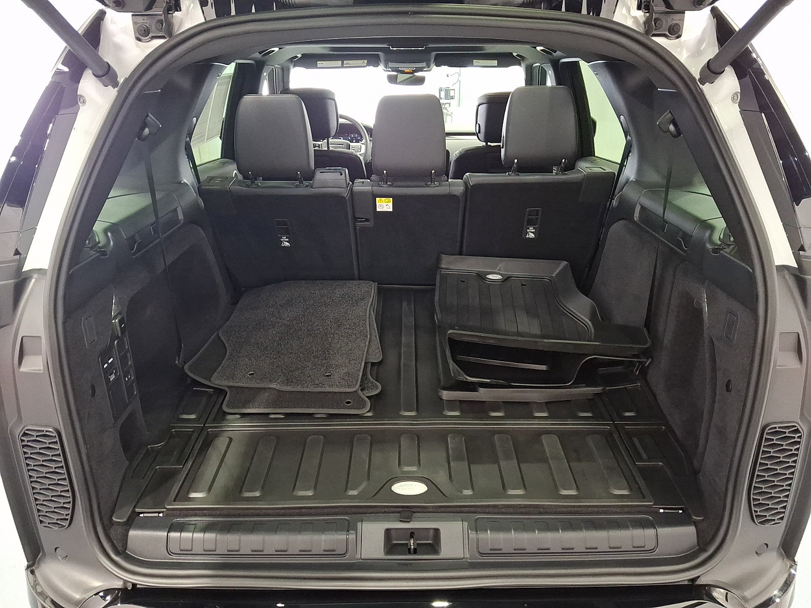 Certified 2025 Land Rover Discovery Dynamic SE AWD/4WD image 29