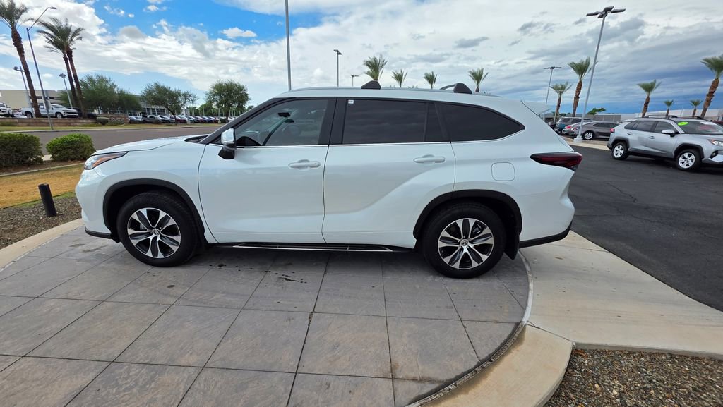 Certified 2024 Toyota Highlander XLE image 8