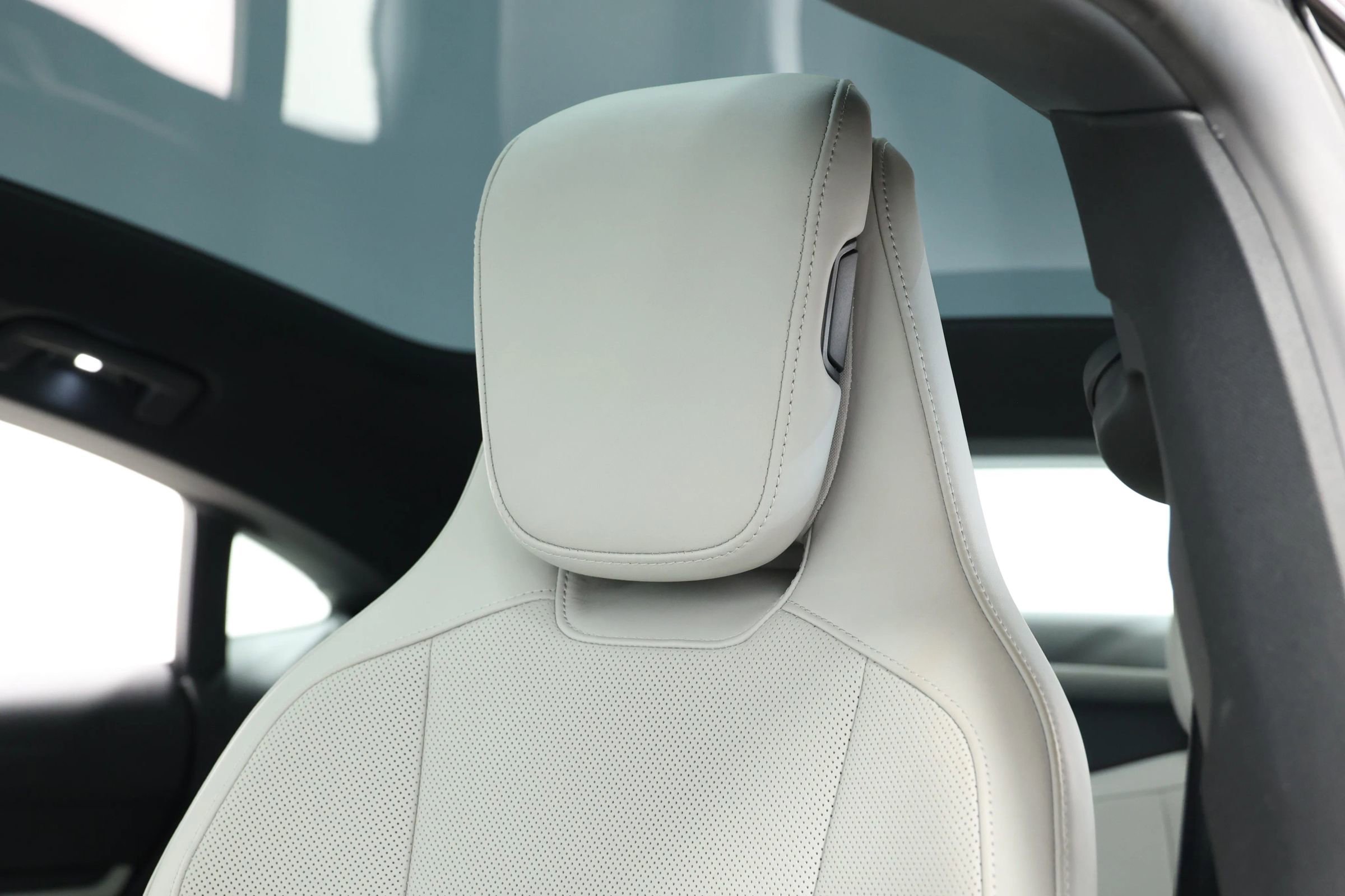 Used 2022 Porsche Taycan image 10