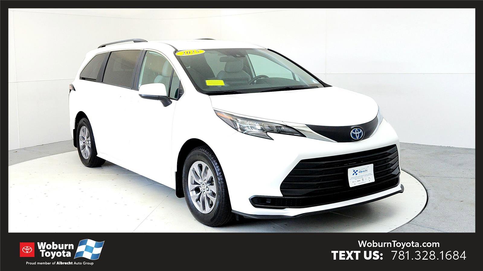 Used 2025 Toyota Sienna LE AWD/4WD image 1