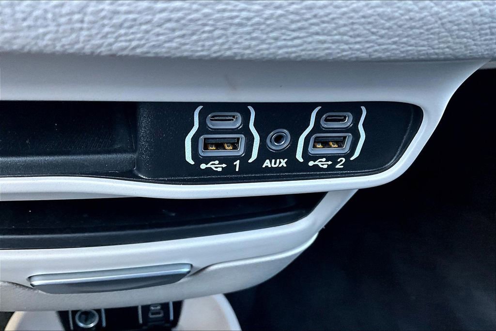 Used 2021 Chrysler Pacifica Touring-L AWD/4WD image 30