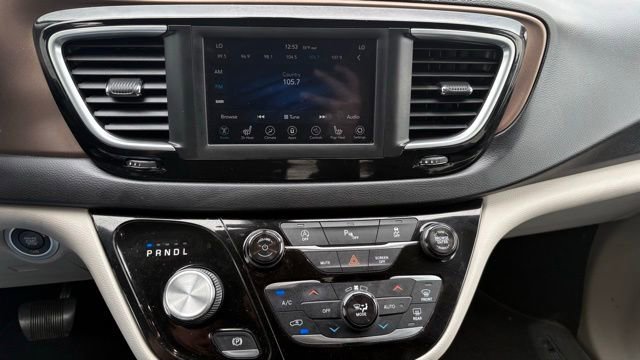 Used 2018 Chrysler Pacifica Touring-L w/ Tire & Wheel Group FWD image 28