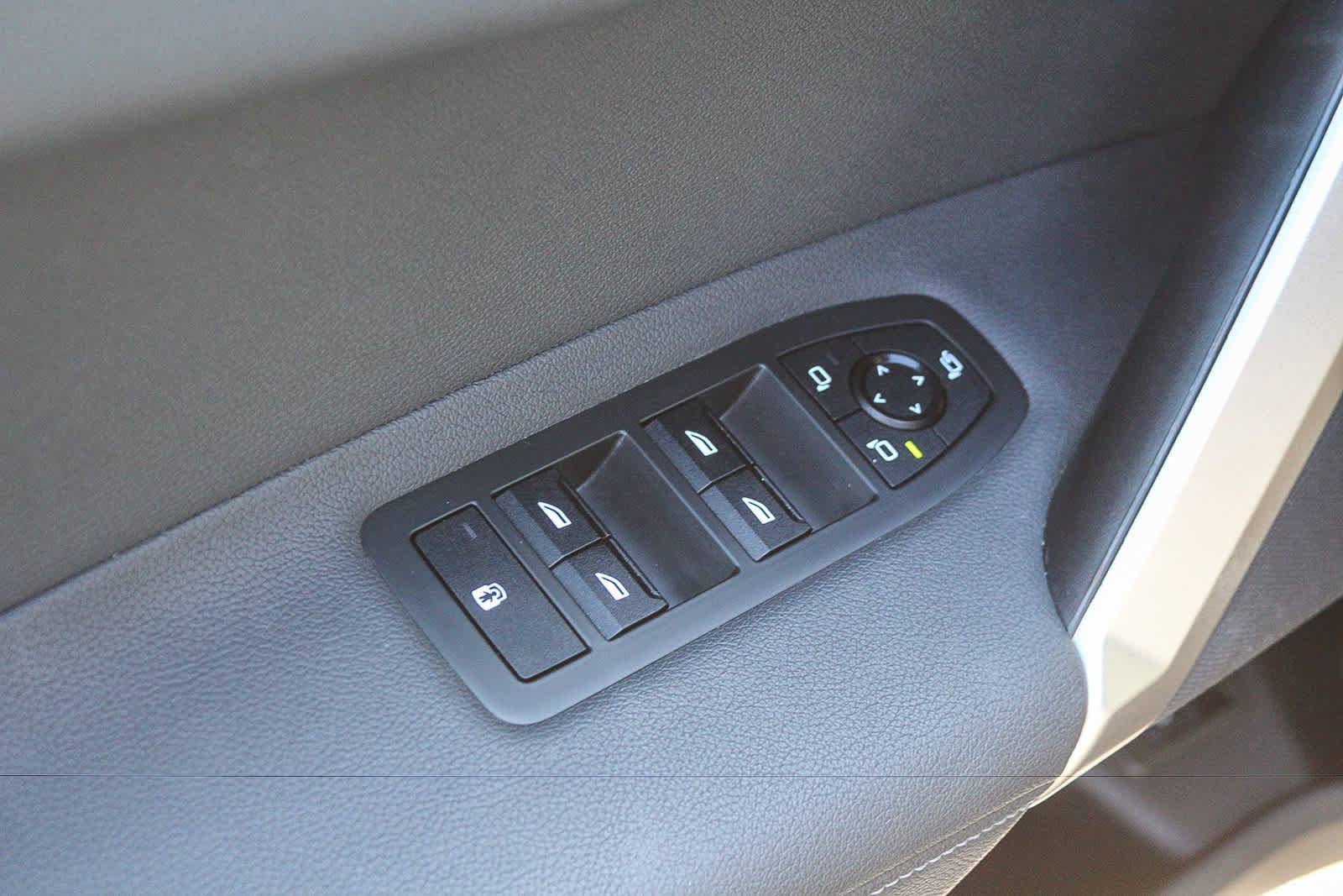 Used 2024 BMW iX xDrive50 w/ Sport Package AWD/4WD image 19