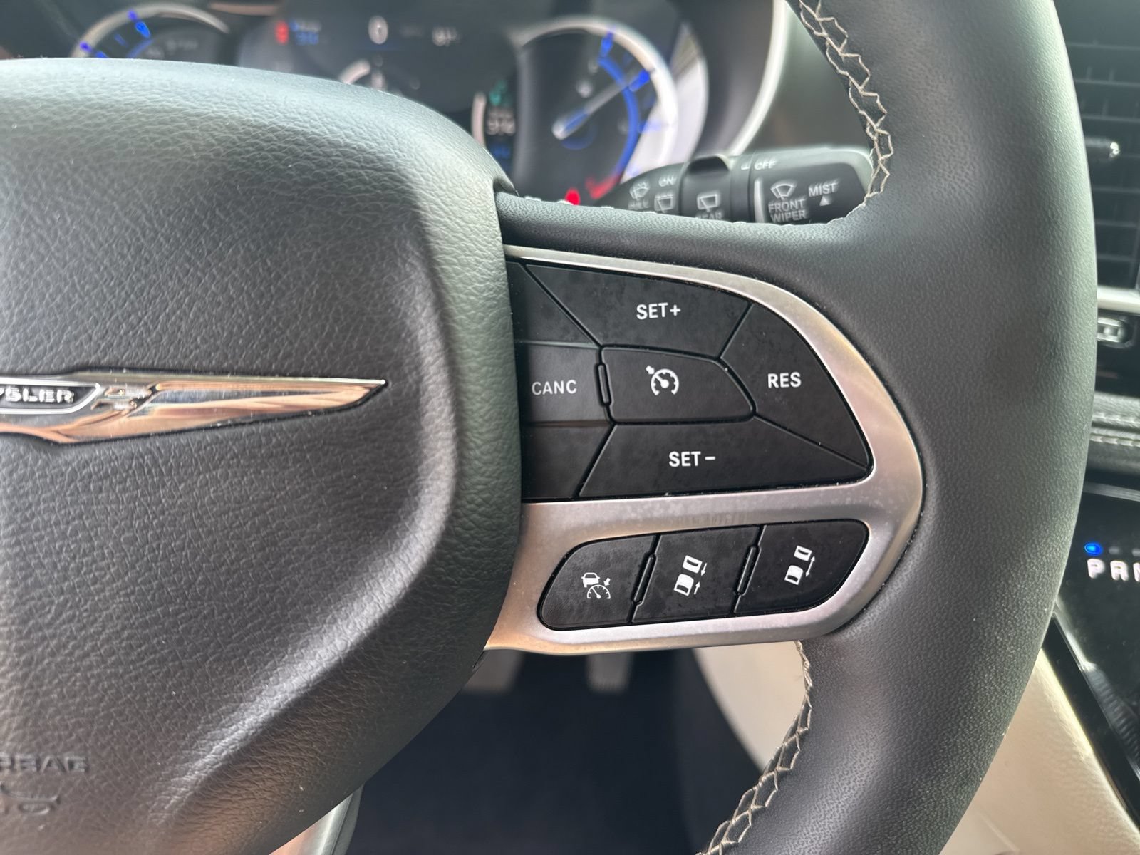 Used 2024 Chrysler Pacifica Limited FWD image 25