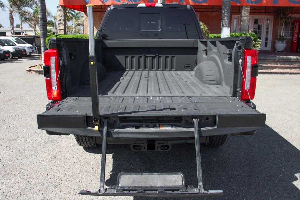 Used 2023 Ford F250 Lariat w/ Black Appearance Package image 9