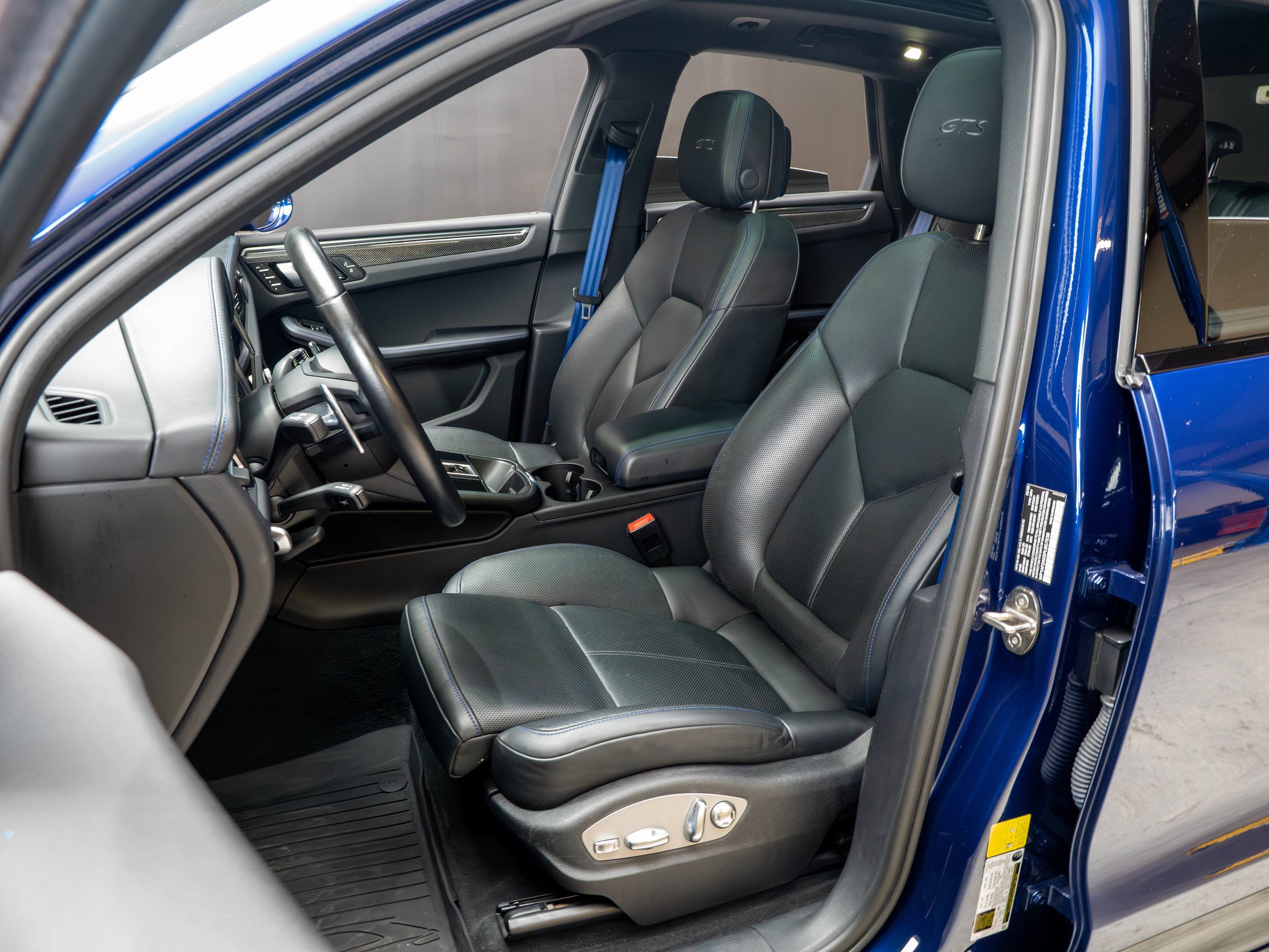 Certified 2023 Porsche Macan GTS AWD/4WD image 5