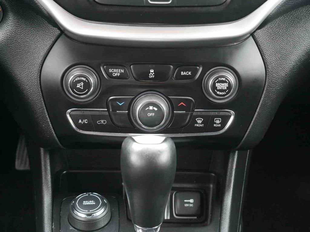 Used 2018 Jeep Cherokee Latitude Plus image 7