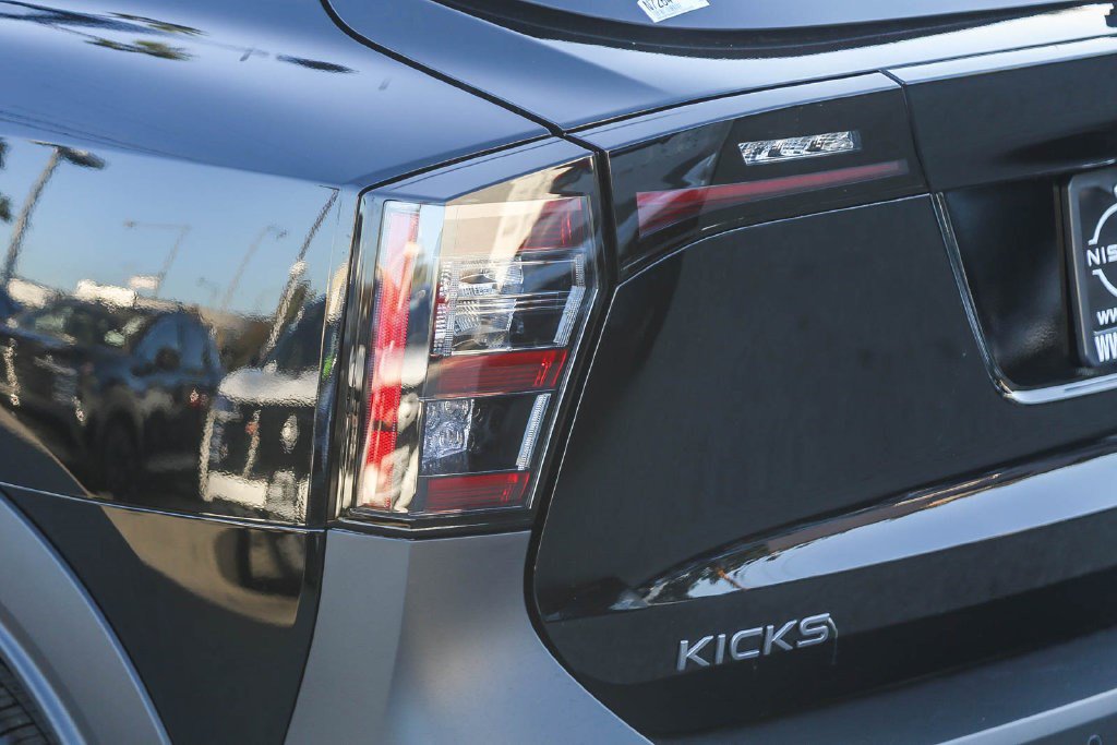 New 2026 Nissan Kicks SR w/ Illumination Package FWD image 9