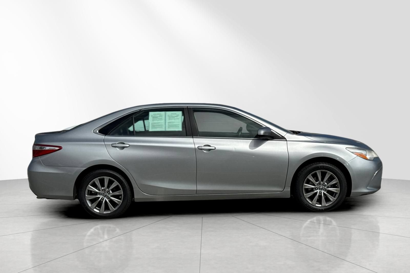 Used 2017 Toyota Camry XLE FWD image 3