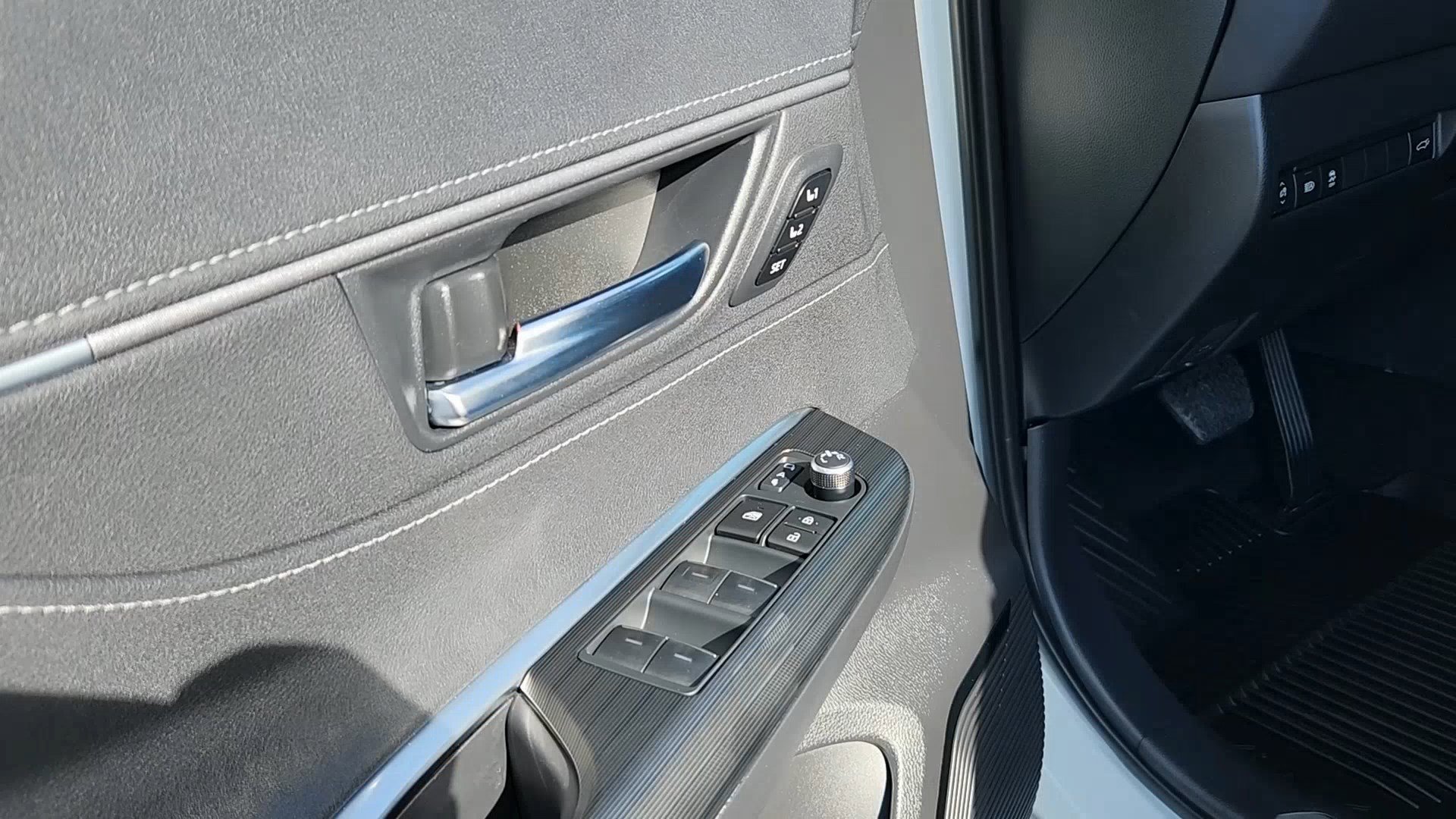 Used 2024 Toyota Venza Nightshade image 7