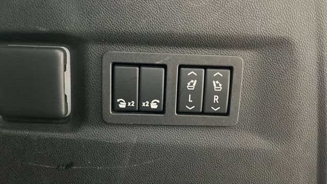 Used 2024 GMC Yukon XL Denali AWD/4WD image 29