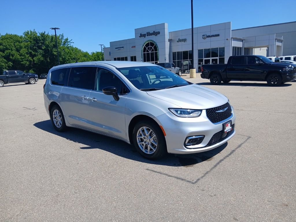 Used 2024 Chrysler Pacifica Touring-L FWD image 2