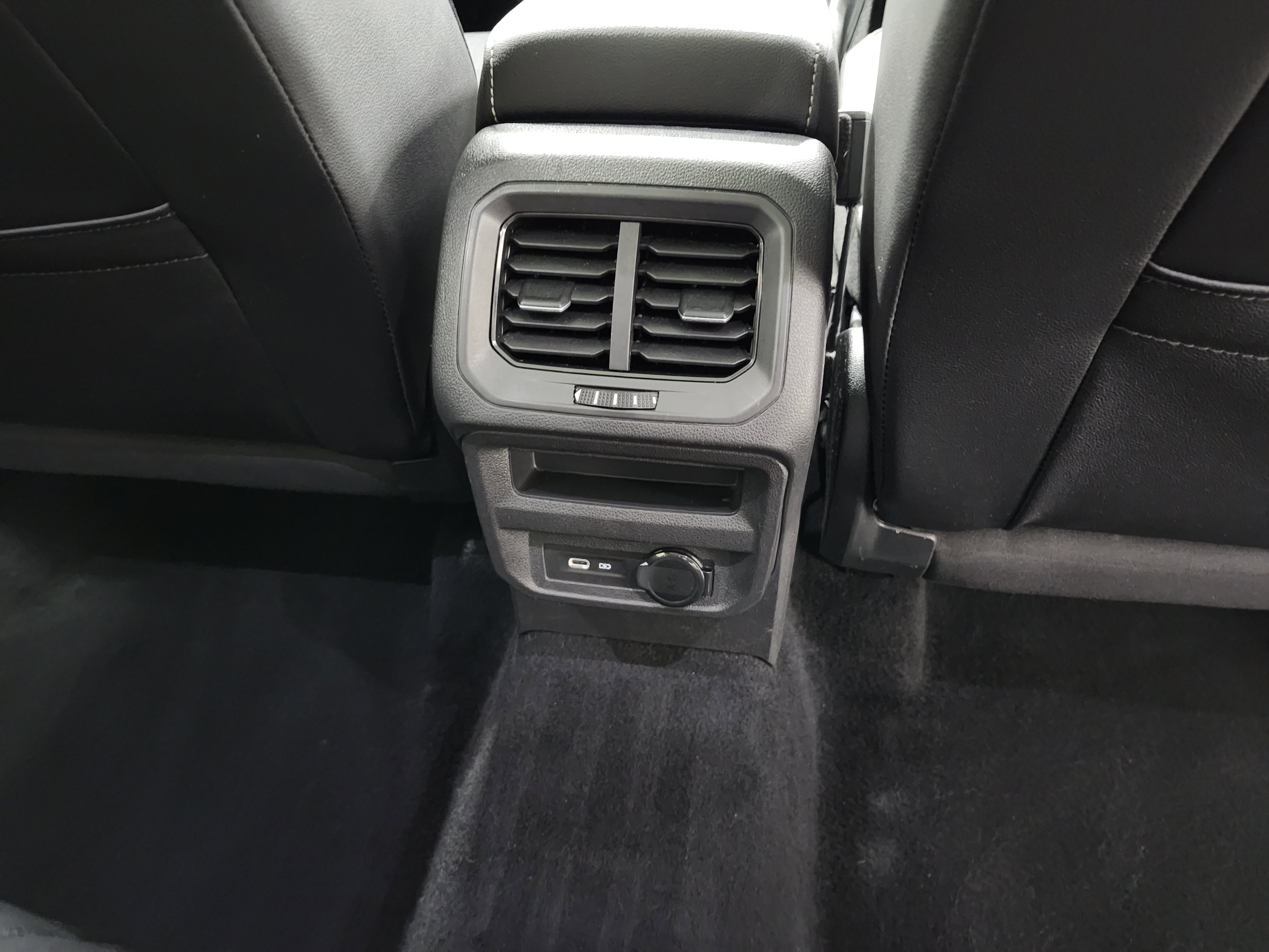 Used 2021 Volkswagen Tiguan SE FWD image 21