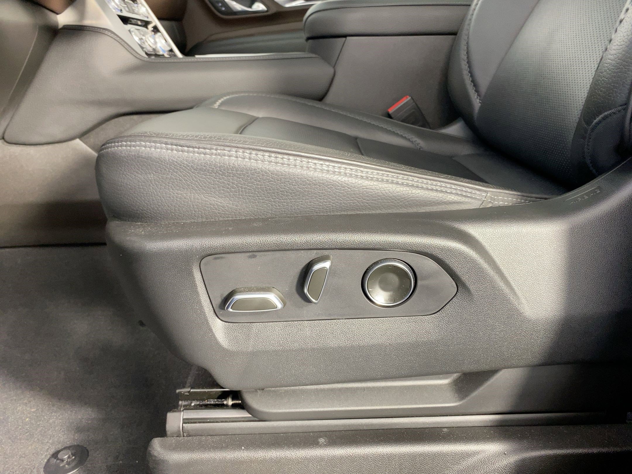 Used 2021 GMC Yukon Denali w/ Denali Premium Package image 11