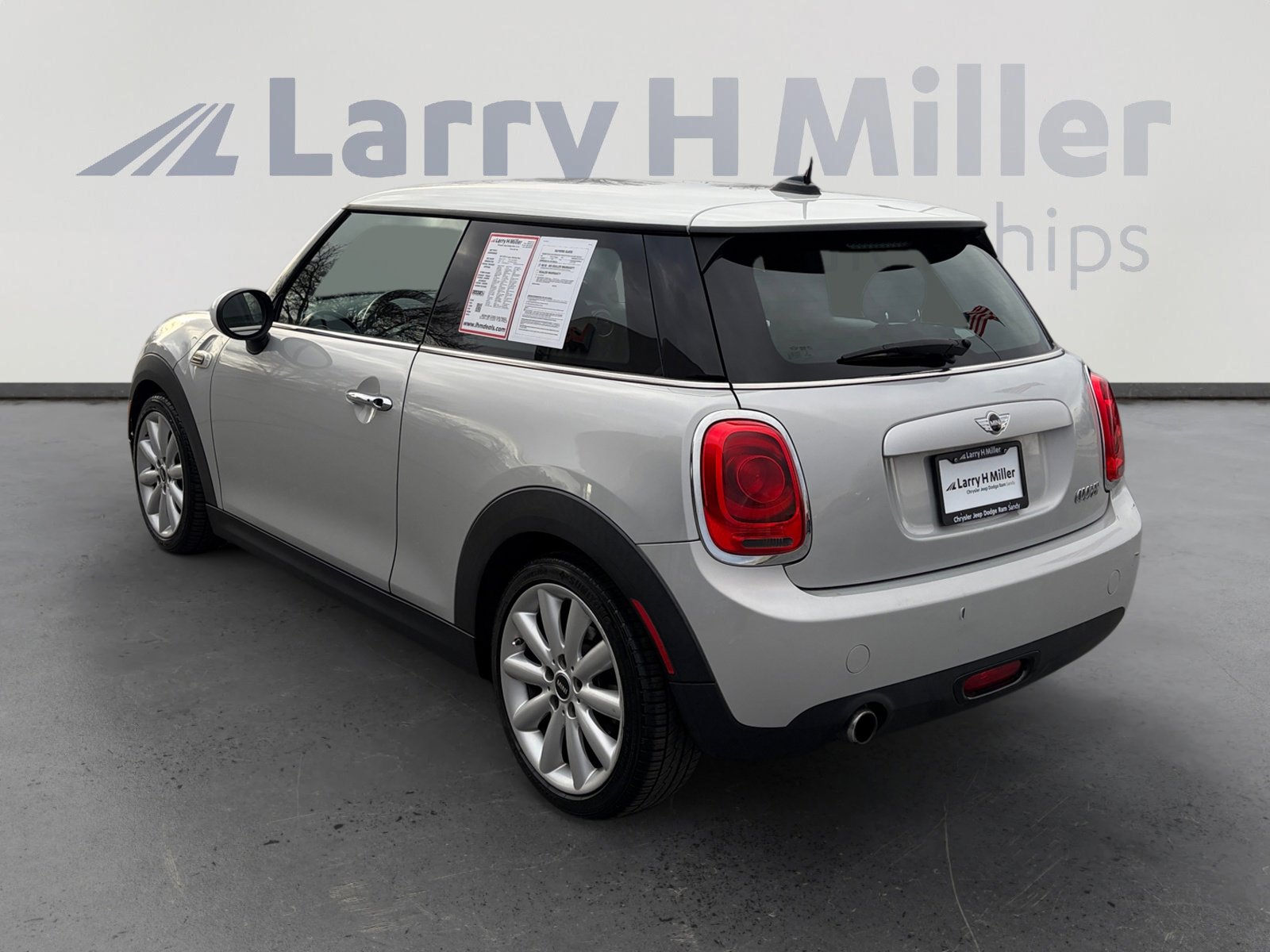 Used 2015 MINI Cooper 2-Door Hardtop image 3