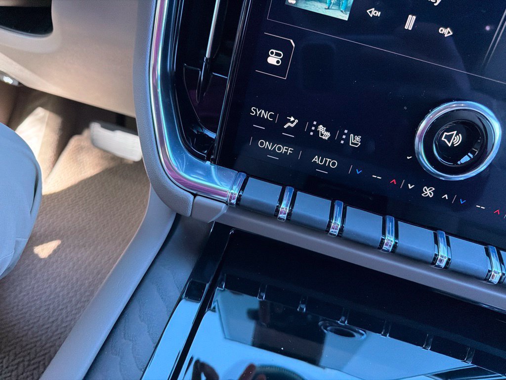 New 2026 GMC Yukon Denali w/ Denali Reserve Package AWD/4WD image 30