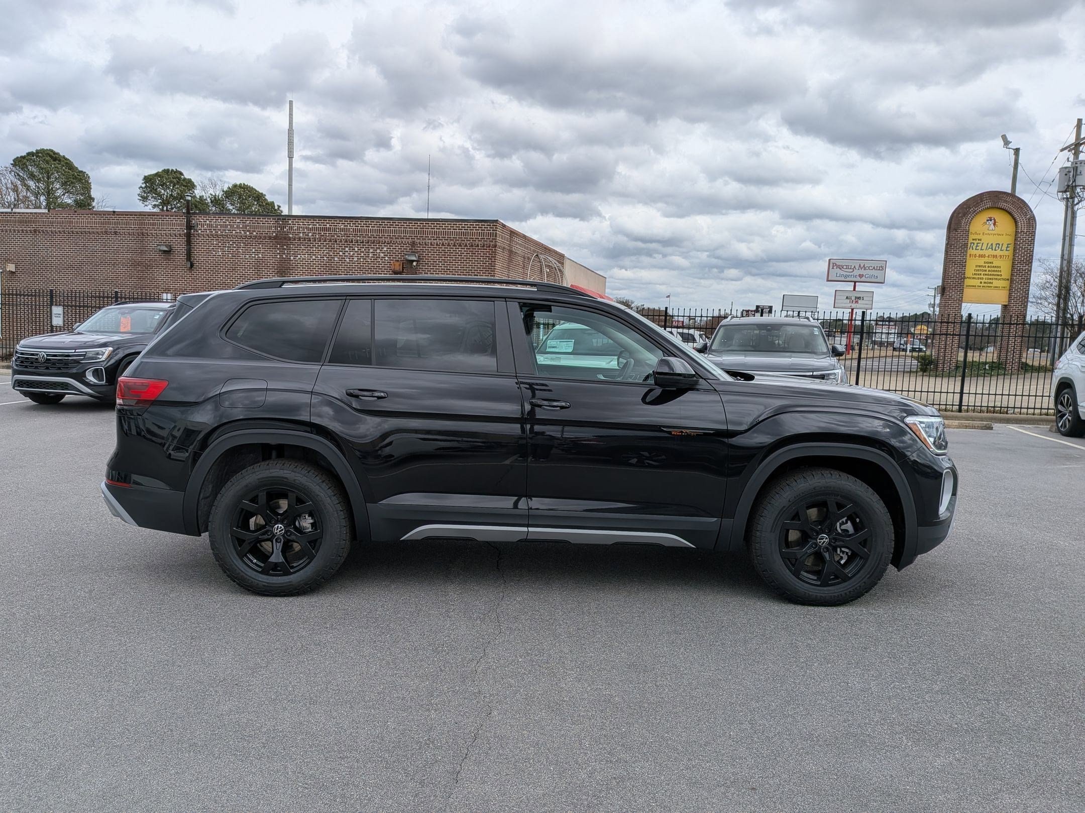 New 2026 Volkswagen Atlas Peak Edition AWD/4WD image 2