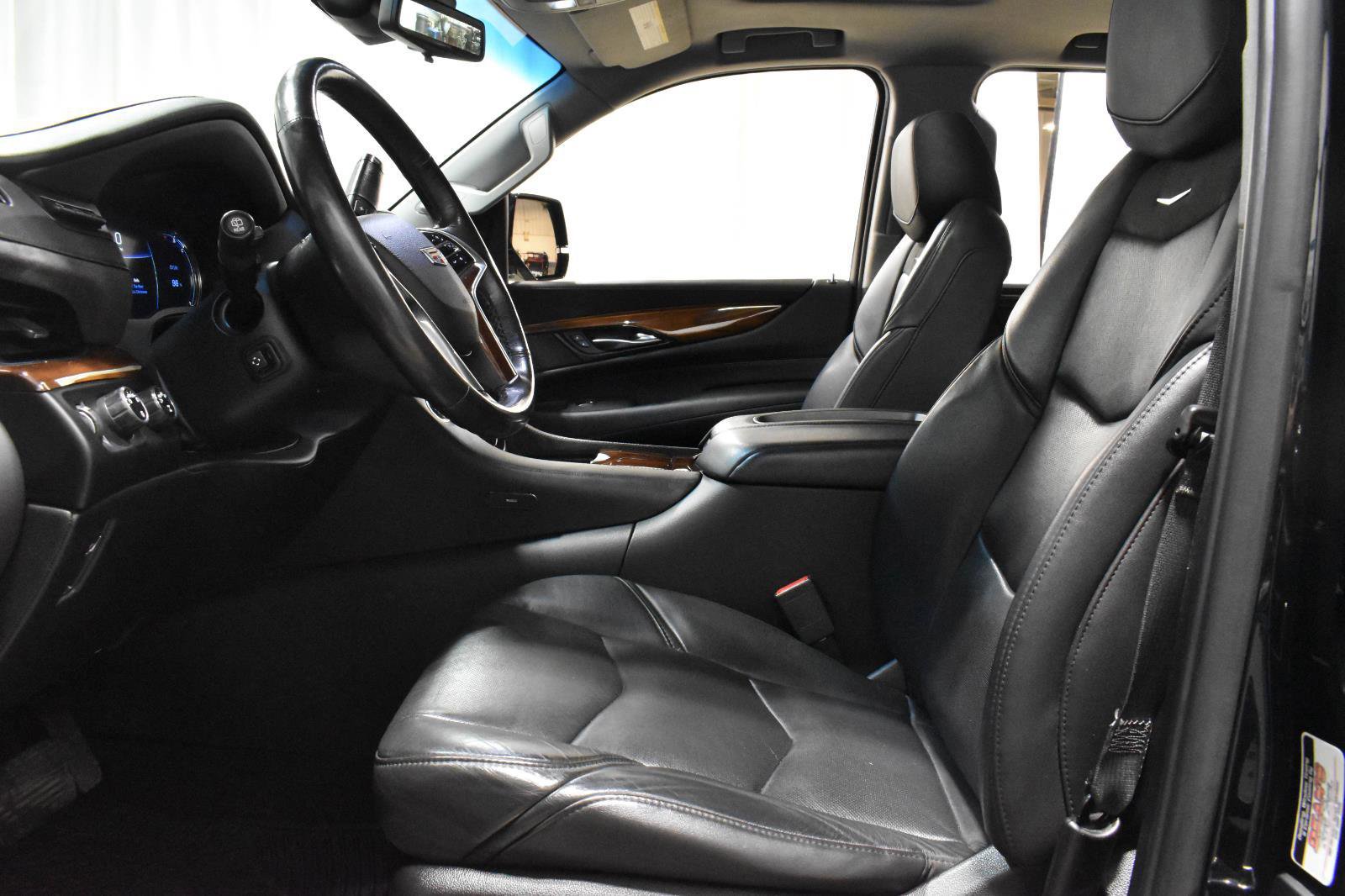 Used 2019 Cadillac Escalade Premium Luxury image 2