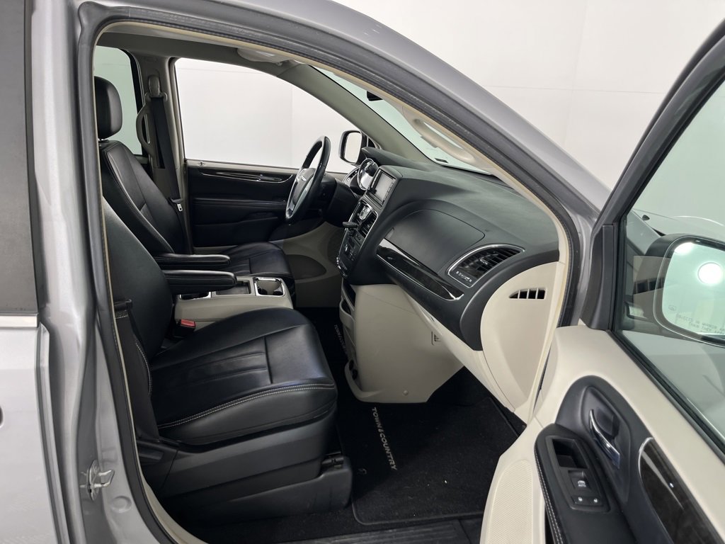 Used 2015 Chrysler Town & Country Touring image 30