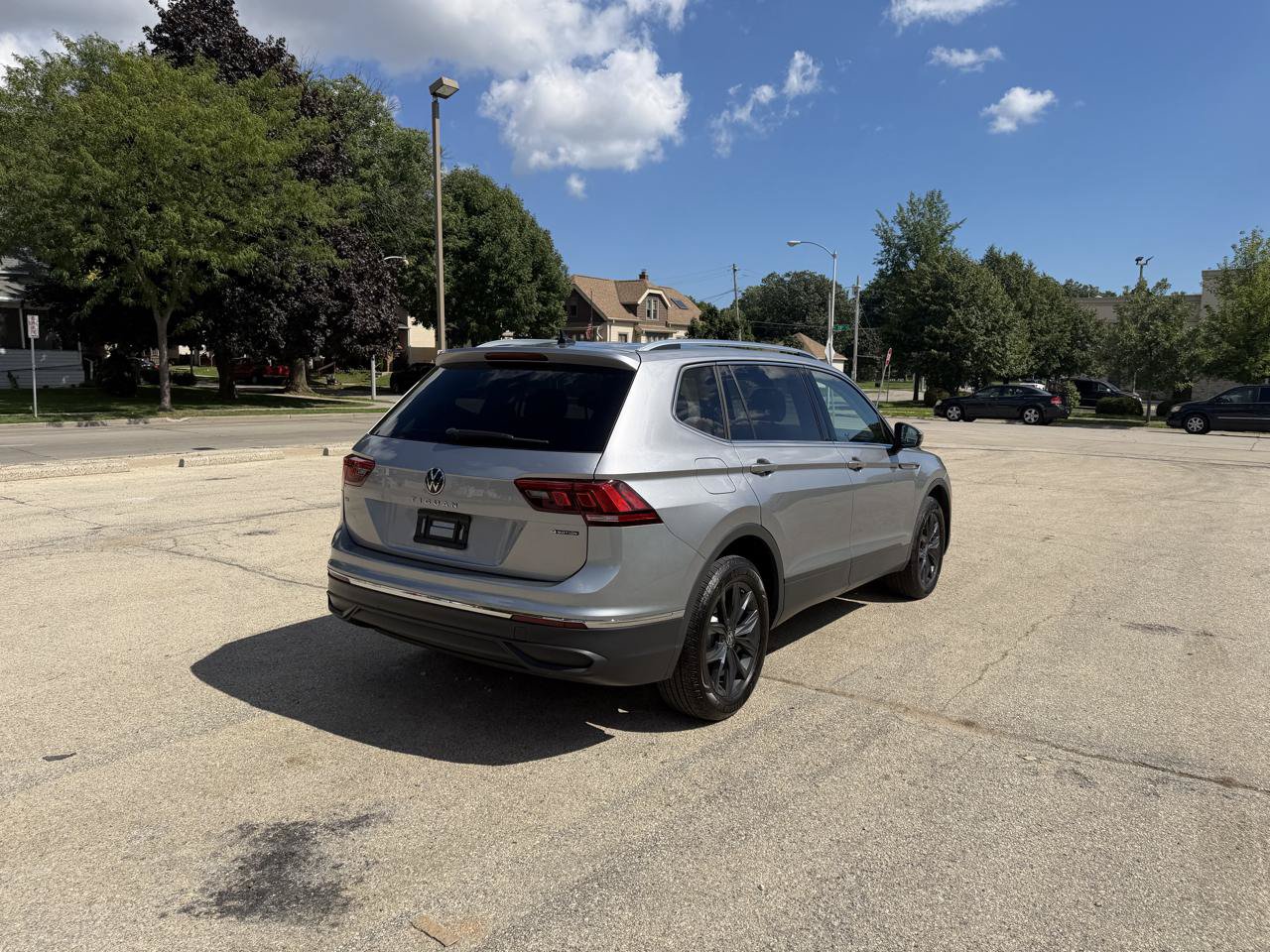 Used 2024 Volkswagen Tiguan SE w/ Panoramic Sunroof Package AWD/4WD image 7